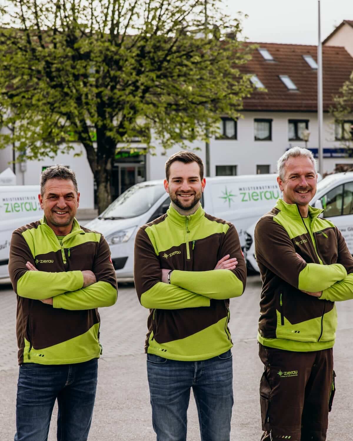 Alex Zierau (Mitte) mit dem Team der Zierau GbR Parkett & Fußboden vor den Firmenfahrzeugen